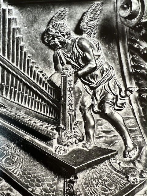 Antonio Pollaiuolo, Tomb of Sixtus IV, Detail of Musica Spiritello, Papal Keys, and della Rovere Oak Branch, c.1484-1493